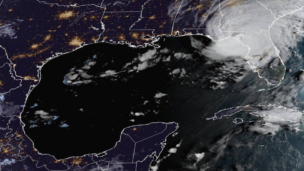 Esta imagen proporcionada por la NOAA muestra el huracán Idalia sobre la costa del Golfo de Florida.