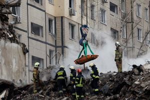 El personal de emergencia recupera un cadáver en el sitio donde un bloque de apartamentos resultó gravemente dañado por un ataque con misiles rusos, en medio del ataque de Rusia contra Ucrania, en Dnipro, Ucrania, el 15 de enero de 2023. 
