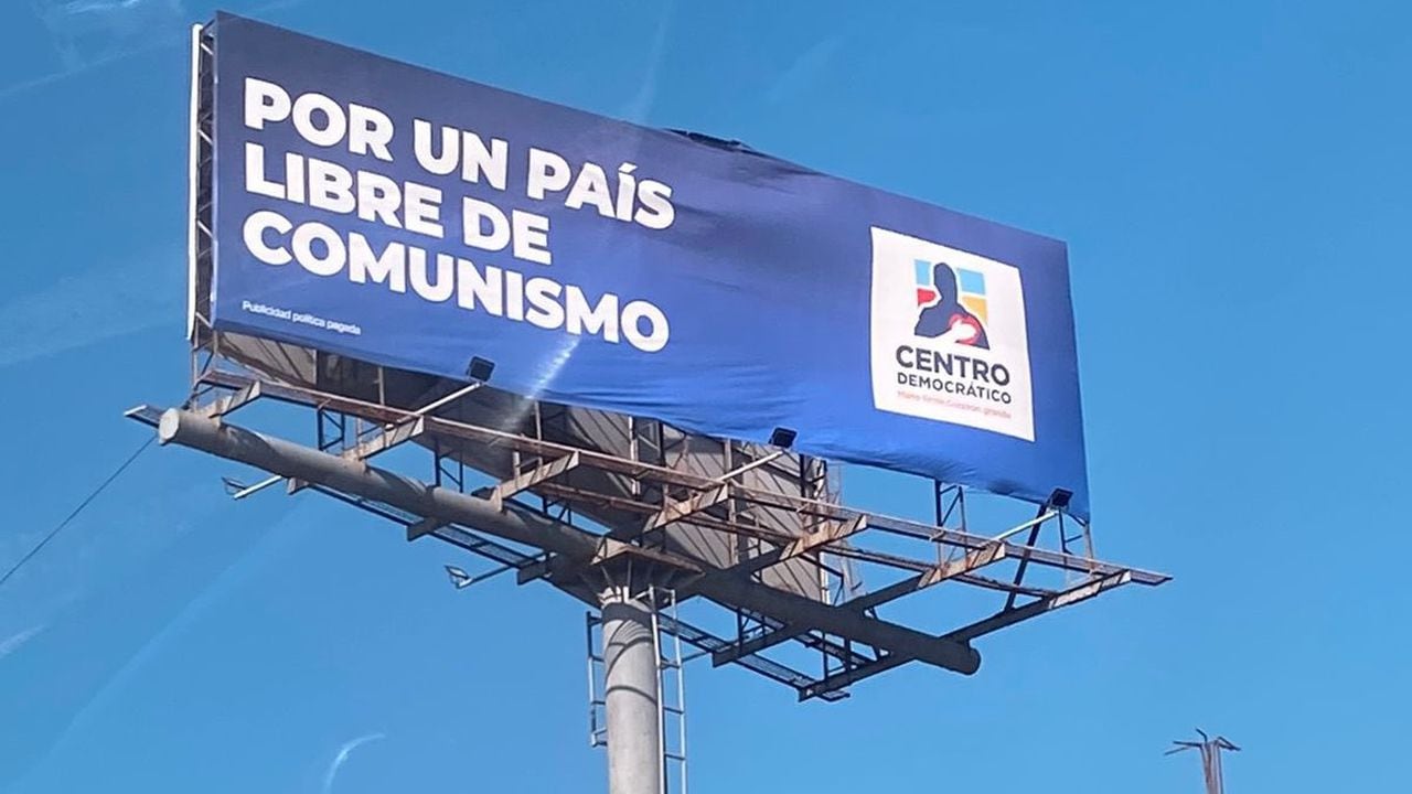 El Centro Democrático instaló vallas en varios lugares contra el comunismo.