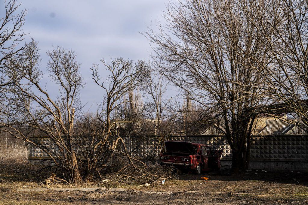 ÓBLAST DE DONETSK, UCRANIA - 8 DE MARZO: Vista de una casa destruida después del bombardeo ruso mientras continúa la guerra entre Rusia y Ucrania en el Óblast de Donetsk, Ucrania, el 8 de marzo de 2024. (Foto de Jose Colon/Anadolu vía Getty Images)