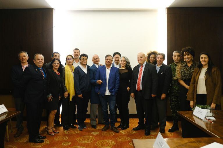 Presidente Gustavo Petro y su delegación en los diálogos de paz con el ELN