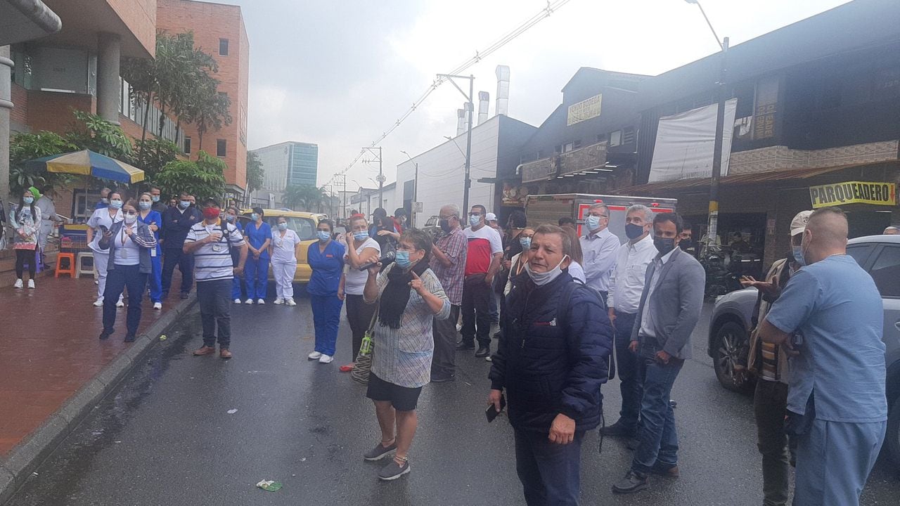 Empleados del Hospital General de Medellín realizaron un plantón denunciando tercerización en los contratos laborales.