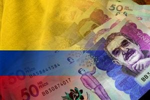Billete de 50 mil pesos con bandera de Colombia.