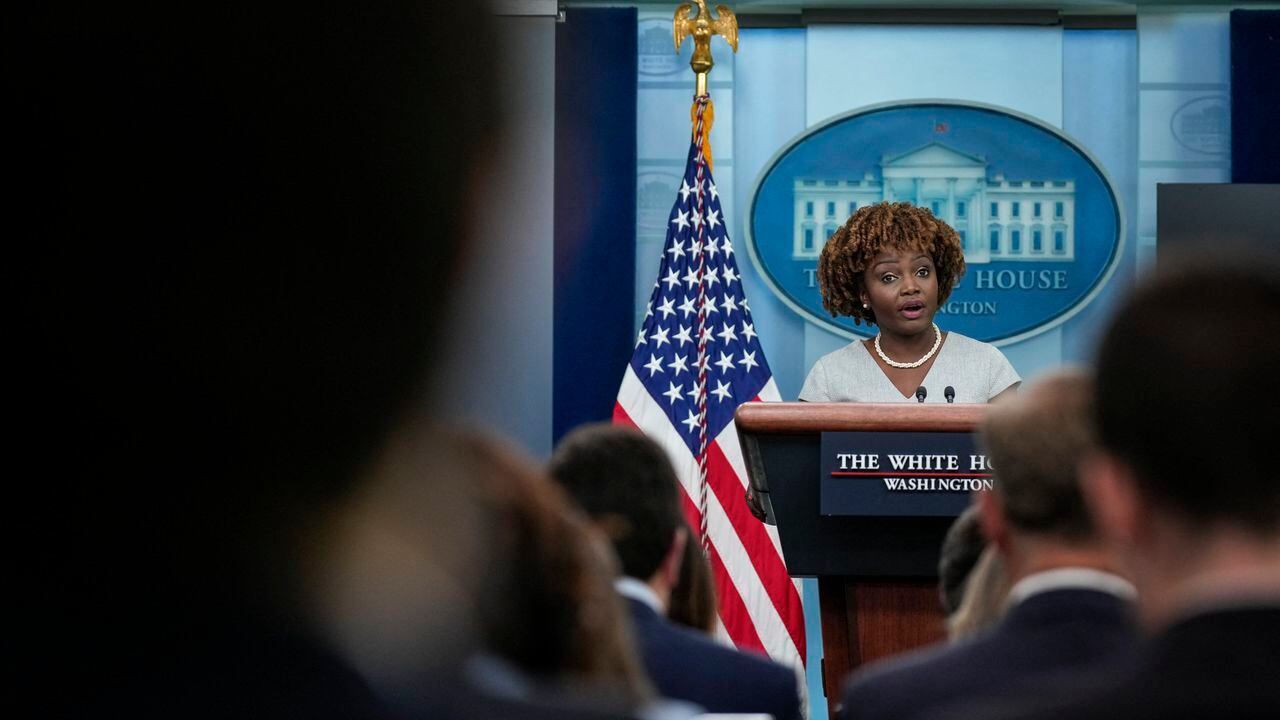 La Secretaria de Prensa de la Casa Blanca, Karine Jean-Pierre, habla durante la rueda de prensa diaria en la Casa Blanca el 21 de abril de 2023 en Washington, DC.