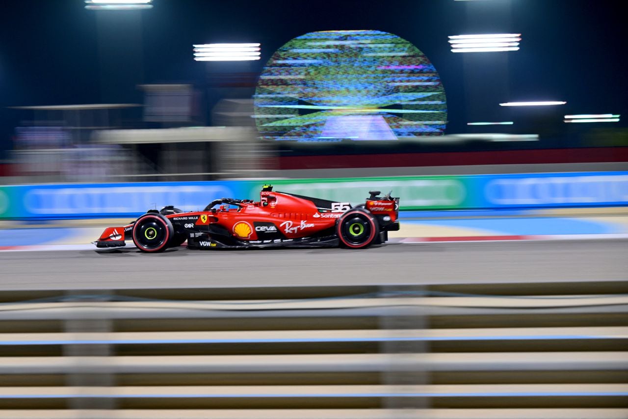 El piloto español de Ferrari Carlos Sainz Jr compite durante la ronda de clasificación del Gran Premio de Fórmula Uno de Bahrein en el Circuito Internacional de Bahrein en Sakhir el 4 de marzo de 2023. (Foto de ANDREJ ISAKOVIC / AFP)