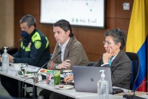 La alcaldesa de Bogotá, Claudia López; el secretario de Seguridad, Aníbal Fernández de Soto; y el comandante de la Mebog, general Eliécer Camacho en el consejo de seguridad.