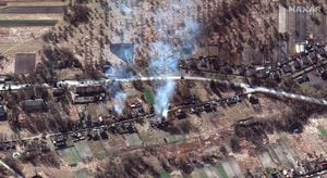 Esta imagen de satélite Maxar tomada y publicada el 28 de febrero de 2022 muestra parte de un convoy militar y casas en llamas, al noroeste de Ivankiv, Ucrania.