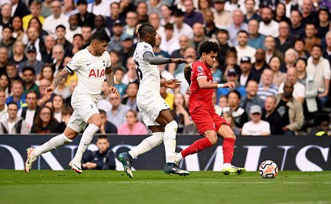 LONDON, ENGLAND - SEPTEMBER 30: (THE SUN OUT, THE SUN ON SUNDAY OUT) Luis Diaz of Liverpool competing with Cristian Romero of Tottenham Hotspur during the Premier League match between Tottenham Hotspur and Liverpool FC at Tottenham Hotspur Stadium on September 30, 2023 in London, England. (Photo by Andrew Powell/Liverpool FC via Getty Images)