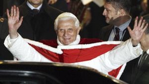 El papa Benedicto XVI saluda después de llegar al aeropuerto de Estambul, Turquía, el 29 de noviembre de 2006. (AP Foto/Andrew Medichini, Archivo)