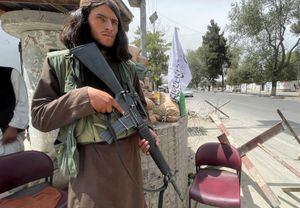 Un miembro de las fuerzas talibanes vigila en un puesto de control en Kabul, Afganistán, 17 de agosto de 2021. REUTERS / Stringer NO RESALES. SIN ARCHIVOS