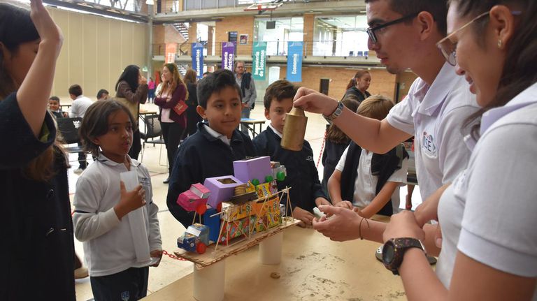 Los estudiantes de Tercero probando su prototipo de puente para la conectividad de una escuela con dificultad de acceso.