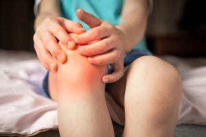 La artritis juvenil les da a niños menores de 16 años.
