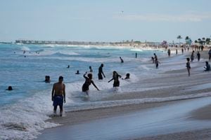 Personas disfrutan de la playa en  Miami Beach, Florida, el 22 de marzo de 2021. (AP Foto/Wilfredo Lee)