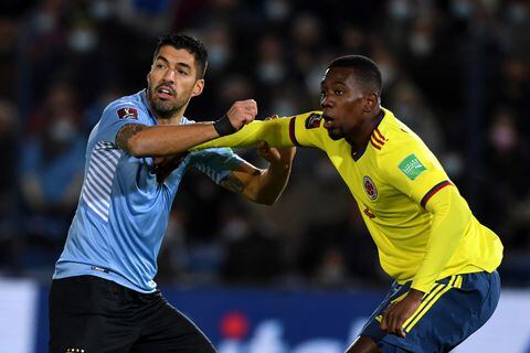 MONTEVIDEO, URUGUAY - OCTOBER 07: Luis Suarez of Uruguay struggles with Carlos Cuesta of Colombia during a match between Uruguay and Colombia as part of South American Qualifiers for Qatar 2022 at Parque Central Stadium on October 07, 2021 in Montevideo, Uruguay. (Photo by Pablo Porciuncula-Pool/Getty Images)