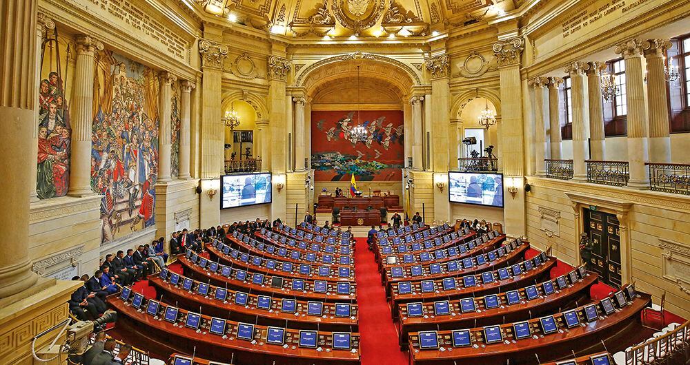 En el Congreso dicen que la reforma tributaria solo debe ser discutida cuando baje la marea de la protesta social. Pero el Gobierno tiene afán porque se acabaron los recursos para programas sociales.