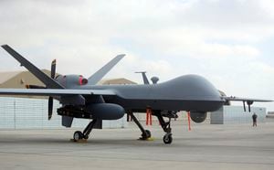 Un dron MQ-9 de EE. UU. se exhibe durante una exhibición aérea en el aeródromo de Kandahar, Afganistán, el martes 23 de enero de 2018. Un avión de combate ruso voló a unos pocos metros de un dron de EE. UU. sobre Siria y le disparó bengalas, golpeó al avión estadounidense y lo dañó