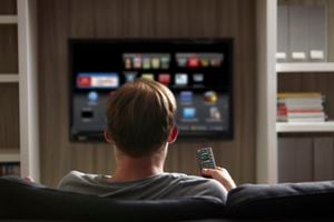 Actualmente, muchas personas tienen un Smart TV en sus hogares.