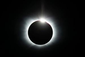 Chile muestra un eclipse solar total desde el glaciar Unión en la Antártida, el 4 de diciembre de 2021. (Foto por Felipe TRUEBA / Imagen Chile / AFP)