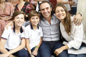 Federico Gutiérrez interrumpió su campaña para ir a una reunión del colegio de sus hijos.