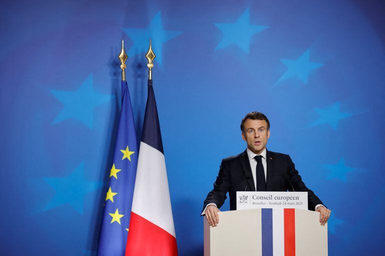 El presidente francés, Emmanuel Macron, habla durante una conferencia de prensa como parte de la cumbre de líderes de la Unión Europea en Bruselas, Bélgica, el 24 de marzo de 2023