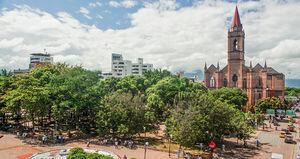 Imagen panorámica del parque Santander de Neiva, ubicado en el centro de la capital huilense e inaugurado por segunda vez en 1940. Desde esa fecha recibe el actual nombre.