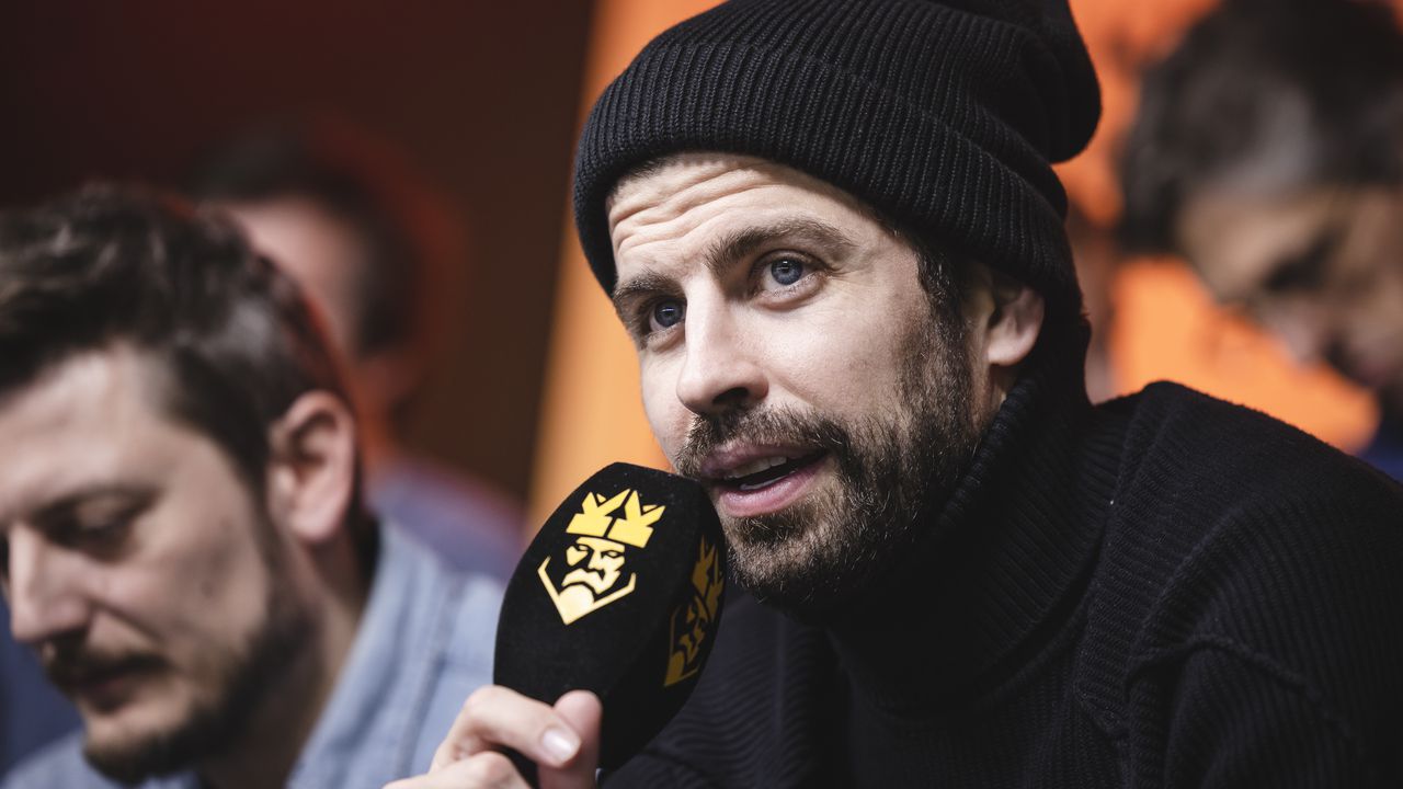 BARCELONA, SPAIN - JANUARY 15: Gerard Piqué, President of the Kings League, comments on the match live during the third day of the Kings League at Cupra Arena on January 15, 2023 in Barcelona, Spain. (Photo by Cesc Maymo/Getty Images)