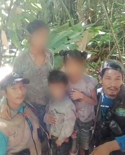 Captura de pantalla, vídeo del rescate: La comunidad indígena  y el Ejército trabajaron de la mano para dar con el paradero de los menores.