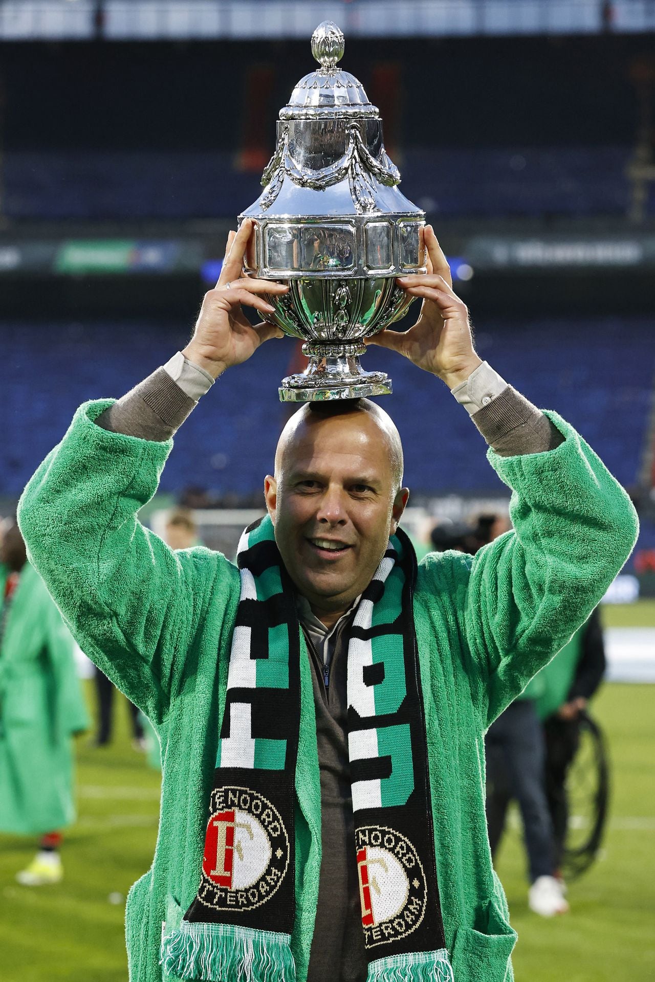 Feyenoord's Dutch head coach Arne Slot celebrates Feyenoord's victory with the KNVB cup after the Dutch KNVB Cup Final match between Feyenoord and NEC Nijmegen at Feyenoord Stadium de Kuip in Rotterdam on April 21, 2024. (Photo by MAURICE VAN STEEN / ANP / AFP) / Netherlands OUT