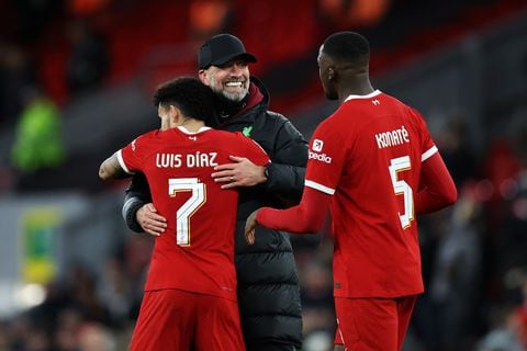LIVERPOOL, ENGLAND - JANUARY 10: Juergen Klopp, Manager of Liverpool, Luis Diaz and Ibrahima Konate of Liverpool celebrate following the team's victory in the Carabao Cup Semi Final First Leg match between Liverpool and Fulham at Anfield on January 10, 2024 in Liverpool, England. (Photo by Clive Brunskill/Getty Images)