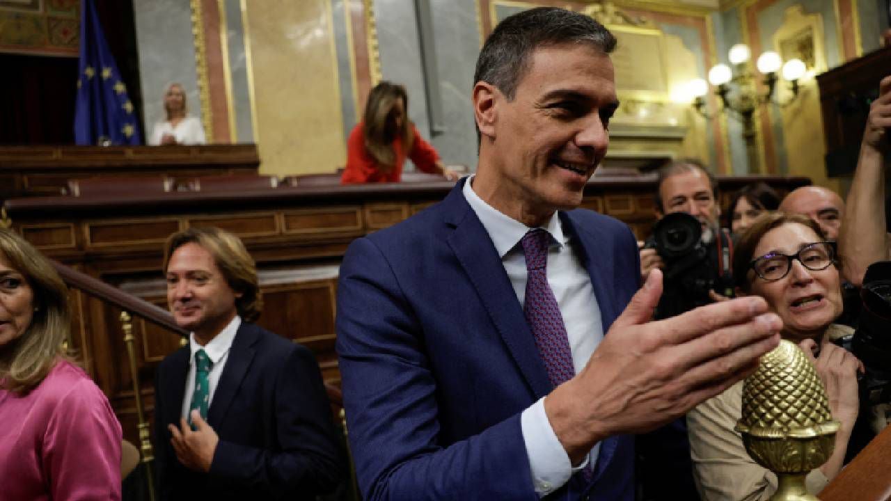 Se celebra un pleno de investidura en el Parlamento español, en Madrid, mientras Pedro Sánchez espera continuar en el cargo,
