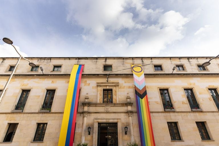 La fachada de la Cancillería se vistió con la bandera LGBTIQ+
