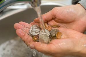 Los amantes de la limpieza y la higiene están recurriendo a un truco práctico para mantener su dinero en efectivo en condiciones óptimas: el bicarbonato de sodio.