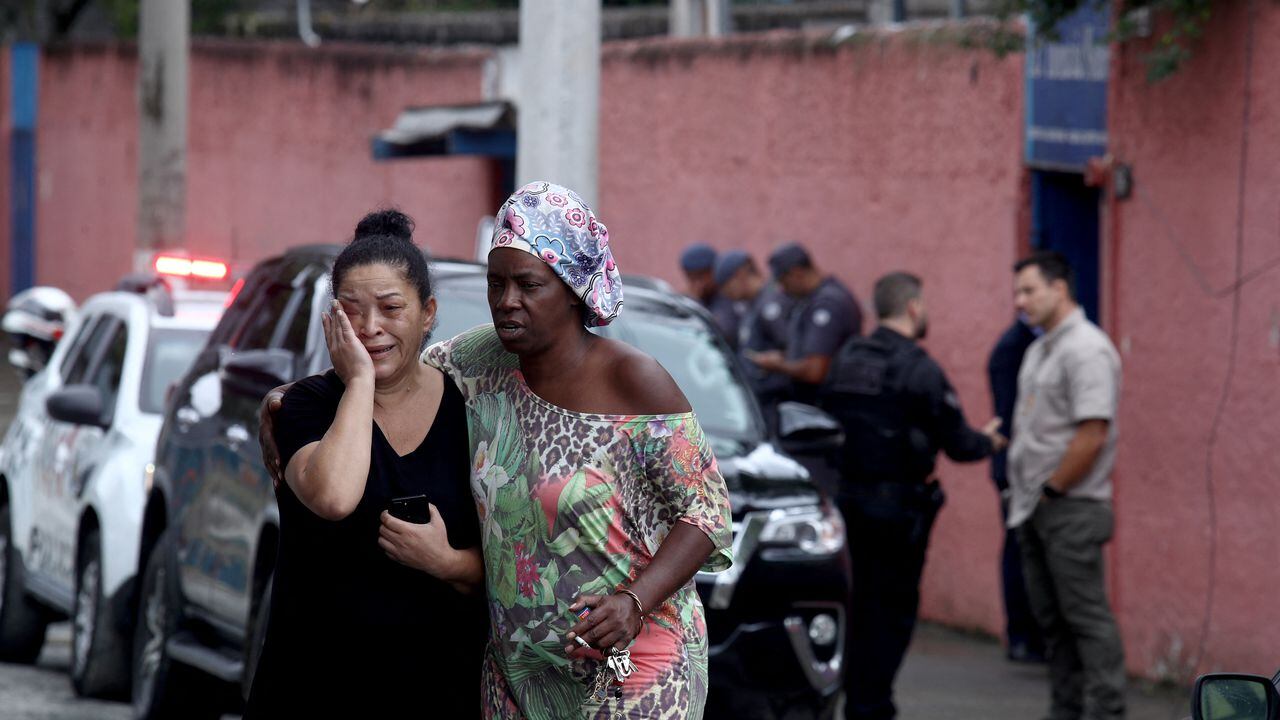 Silvia Palmieri, madre de un maestro, reacciona al salir de la escuela Thomazia Montoro, donde un adolescente apuñaló a tres maestros y un estudiante, en Sao Paulo, Brasil