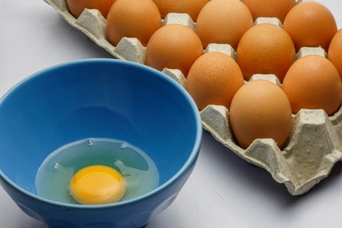Cubeta con huevos