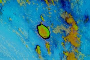 Una columna se eleva sobre Tonga después de que el volcán submarino Hunga Tonga-Hunga Ha'apai entrara en erupción en esta imagen Ash RGB tomada el 14 de enero de 2022. Imagen tomada el 14 de enero de 2022. Foto NOAA/Folleto a través de REUTERS 