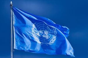 Pristina, Serbia - 2 de febrero de 2007: bandera de las Naciones Unidas. Las Naciones Unidas (ONU) es una organización internacional cuyos objetivos declarados son facilitar la cooperación en el derecho internacional, la seguridad internacional, el desarrollo económico, el progreso social, los derechos humanos y el logro de la paz mundial.