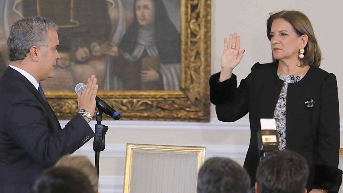 La ministra Margarita Cabello, en su posesión ante el presidente Duque. Su despacho tiene un  borrador de reforma a las altas cortes.