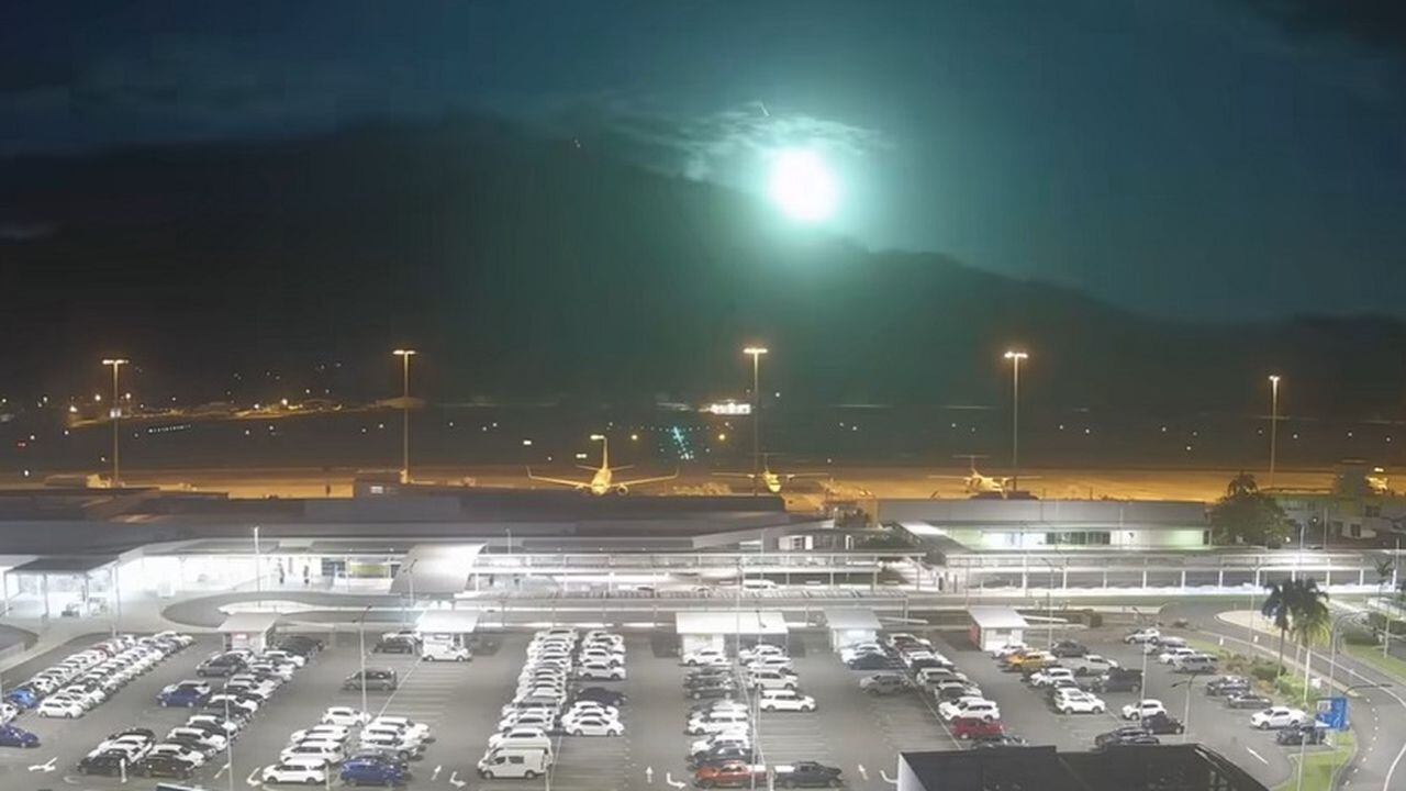 Este espectacular fenómeno fue capturado por una cámara de seguridad del Aeropuerto de Cairns, en Queensland, Australia.