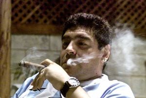 CUBA - 17 DE MAYO: Diego Maradona fuma un puro durante un viaje a La Habana, Cuba en 2000 - Maradona acaba de ser hospitalizado el 28 de marzo - Su adicción a los habanos puede ser una de las razones de sus problemas de salud. (Foto de Jose GOITIA / Gamma-Rapho a través de Getty Images)