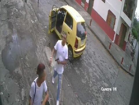El ladrón se bajó de un taxi y le quitó el bolso a un ciudadano.