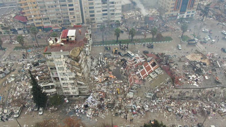 Las víctimas mortales y heridos del terremoto en Turquía y Siria continúan en aumento.