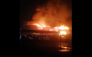 Fuerte incendio estructura en la vía Pereira- Cerritos, en la fábrica de colchones El Rey.
