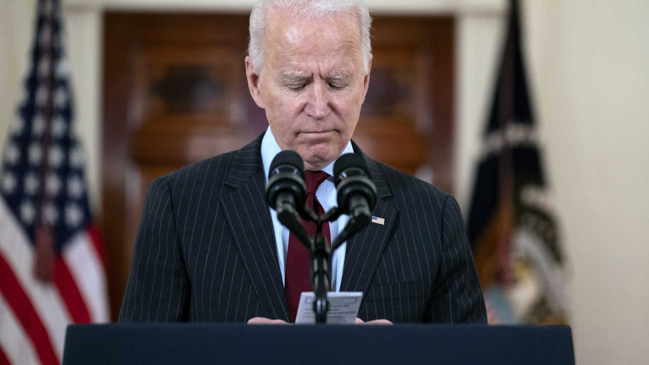 El presidente Joe Biden lee la cifra de estadounidenses que han fallecido de COVID-19 durante un discurso en la Casa Blanca, el lunes 22 de febrero de 2021, en Washington. (AP Foto/Evan Vucci)