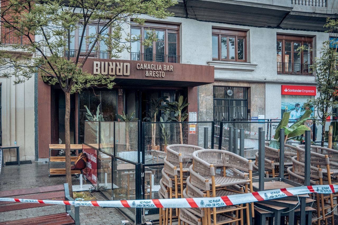 Restaurante 'Burro Canaglia Bar&Resto' precintado por un incendio, en la plaza de Manuel Becerra, a 22 de abril de 2023, en Madrid (España). Dos personas han fallecido y otras diez han resultado heridas tras un incendio en las instalaciones