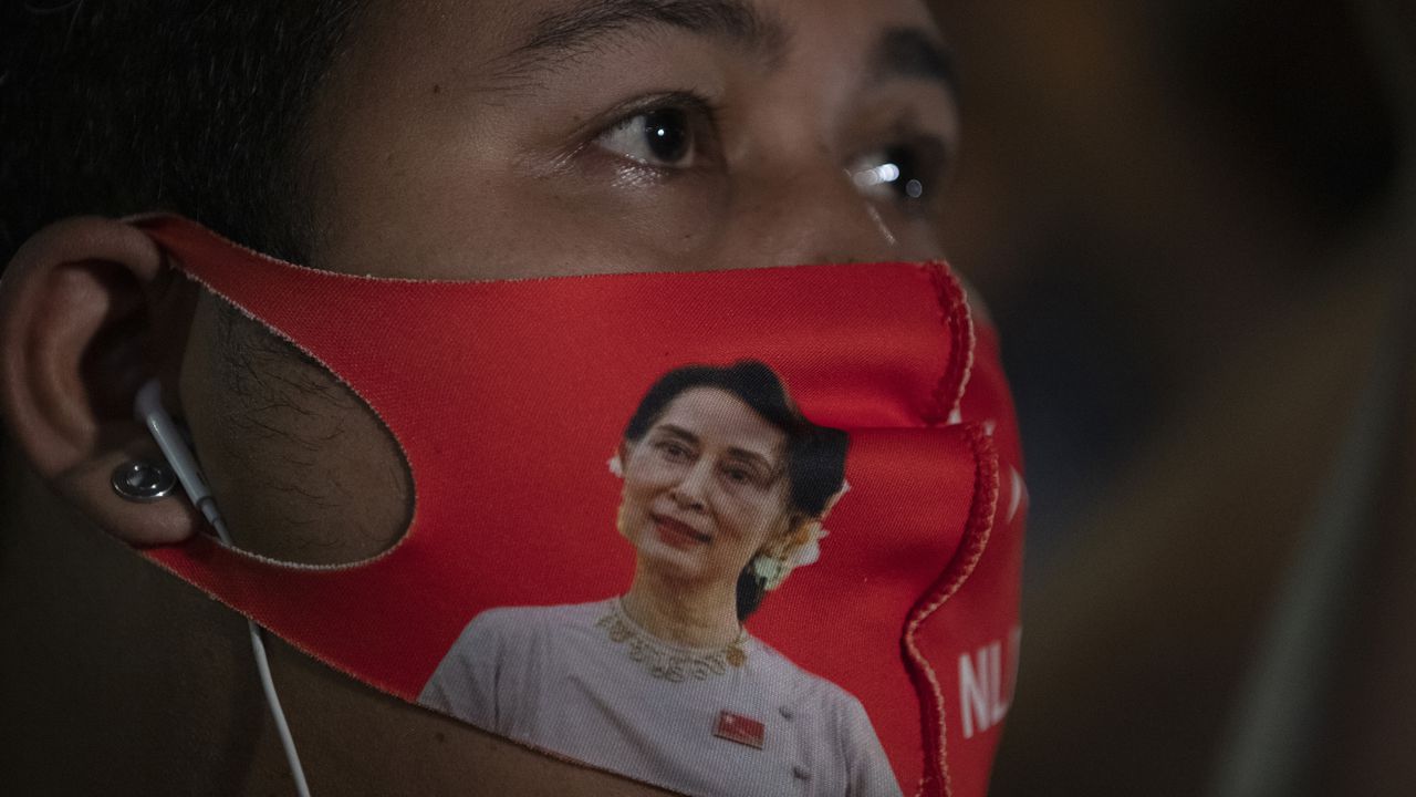 Un ciudadano de Myanmar que vive en Tailandia usa una mascarilla con una imagen del líder de Myanmar Aung San Suu Kyi durante una protesta frente a la embajada de Myanmar en Bangkok, Tailandia.