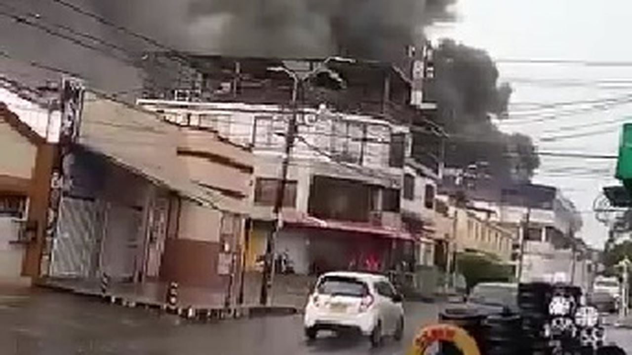 El incendio se registra en el barrio Guayaquil, zona centro de Cali.