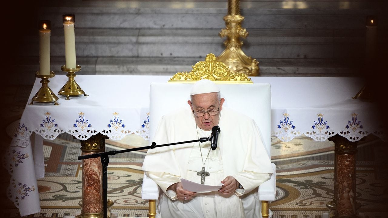El Papa Francisco se dirige el 22 de septiembre de 2023 a Marsella para una visita de dos días centrada en el Mediterráneo y la migración, llevando un mensaje de tolerancia en medio de un amargo debate sobre cómo Europa gestiona a los solicitantes de asilo.