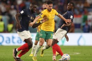 
El francés Dayot Upamecano en acción con el australiano Mathew Leckie, partido Grupo D - Francia contra Australia - Estadio al Janoub, al Wakrah, Qatar - 22 de noviembre de 2022
