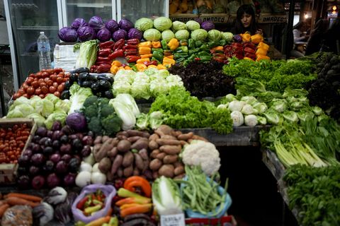 Una trabajadora vende verduras y frutas en un mercado en Buenos Aires, Argentina, el jueves 11 de mayo de 2023. Según un informe reciente de Seguridad Alimentaria del Banco Mundial, Argentina ha experimentado una tasa de inflación anual del 107% en los precios de los alimentos. (Foto AP/Natacha Pisarenko)