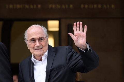 Former FIFA president Sepp Blatter waves to journalists as he leaves Switzerland's Federal Criminal Court after the first day of his trial over a suspected fraudulent payment on June 8, 2022 in the southern city of Bellinzona. - Blatter and Michel Platini, once the chiefs of world and European football start a two-week trial following a mammoth investigation that began in 2015 and lasted six years. (Photo by Fabrice COFFRINI / AFP)